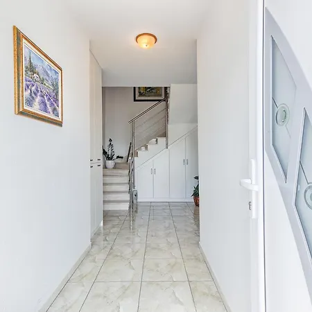 & Ivanovic بيت ضيافة 3*